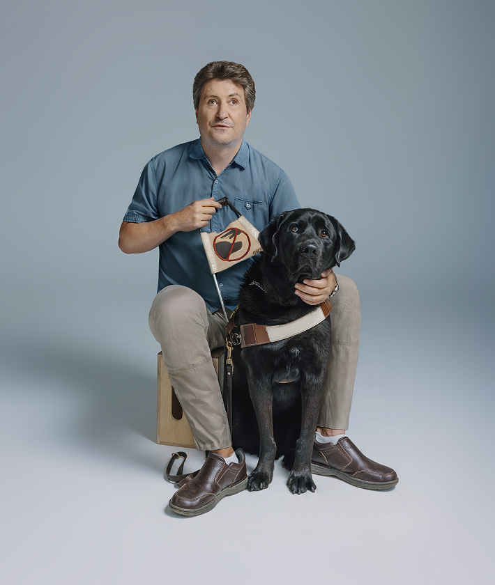 Homme accompagné de son chien guide